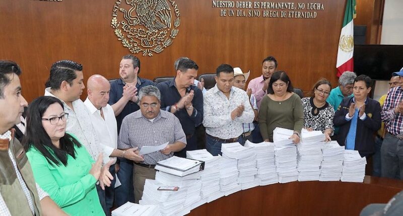 Habitantes de Villa de Pozos presentan firmas para su municipalizacion
